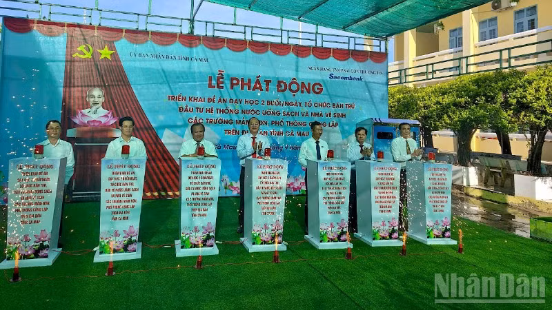 Lãnh đạo tỉnh Cà Mau thực hiện nghi thức phát động triển khai đề án về dạy học 2 buổi/ngày, tổ chức bán trú, đầu tư hệ thống nước uống sạch và nhà vệ sinh trong trường học.