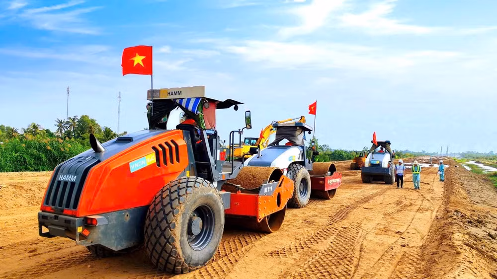 Hàng loạt công trình hạ tầng giao thông trọng điểm quốc gia được đầu tư xây dựng, góp phần kiến tạo động lực để vùng Đồng bằng sông Cửu Long cất cánh. Trong ảnh: Thi công cao tốc trục ngang Châu Đốc - Trần Đề. Ảnh: Phương Bằng