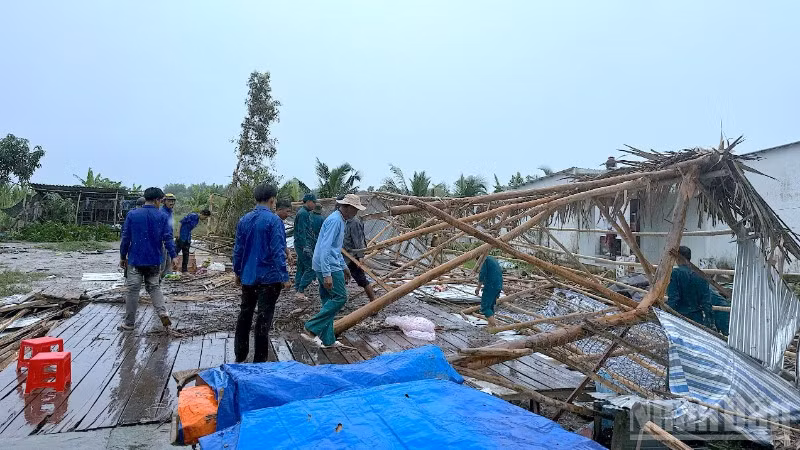 Các lực lượng tại chỗ trên địa bàn xã Đá Bạc (tỉnh Cà Mau) khẩn trương giúp các hộ dân dọn dẹp hiện trường, khắc phục hậu quả bước đầu sau thiên tai.