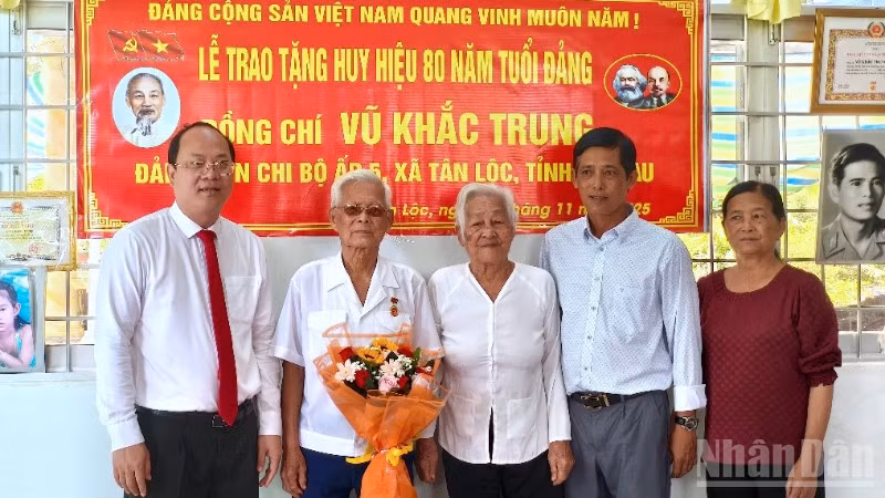 Bí thư Tỉnh ủy Cà Mau Nguyễn Hồ Hải (bìa trái) chụp hình lưu niệm cùng gia đình đảng viên cao niên Vũ Khắc Trung.