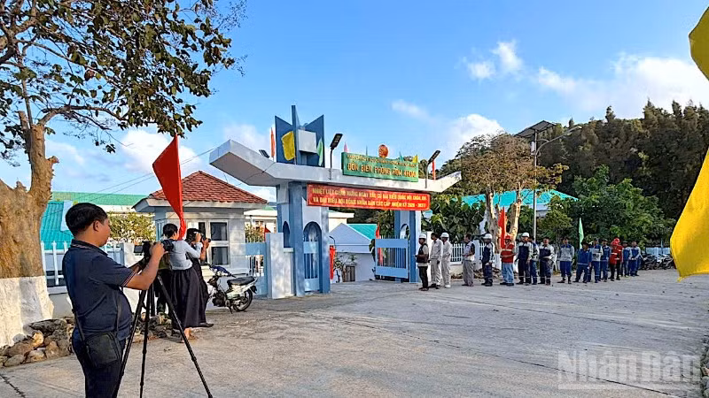 Cử tri tham gia đi bầu vào sáng 13/3 trên đảo Hòn Khoai, thuộc xã Đất Mũi, tỉnh Cà Mau.