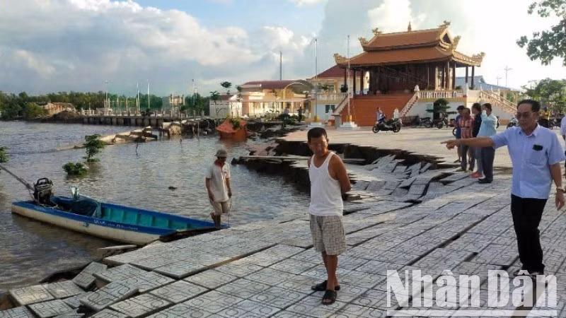 Một góc hiện trường khu vực sạt lở tại Miếu bà Thủy Long.