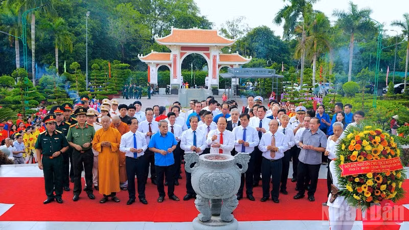 Đoàn đại biểu của Tỉnh ủy, Hội đồng nhân dân, Ủy ban nhân dân, Ủy ban Mặt trận Tổ quốc Việt Nam tỉnh Cà Mau cùng đại biểu Trung ương thực hiện nghi thức dâng hương tưởng niệm Chủ tịch Hồ Chí Minh tại Khu tưởng niệm phường An Xuyên.