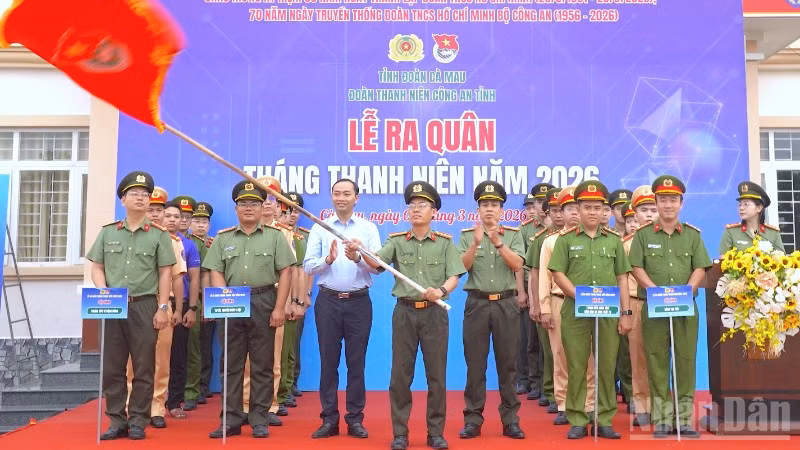 Ra mắt 4 Đội hình thanh niên tình nguyện và thực hiện nghi thức phát cờ lệnh ra quân Tháng Thanh niên tại Cà Mau.