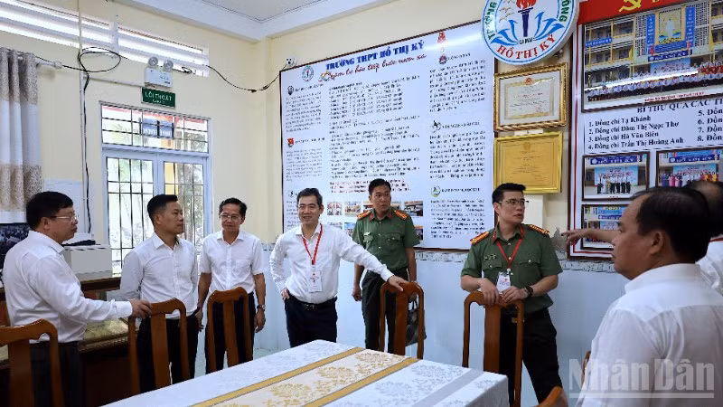 Thứ trưởng Giáo dục và Đào tạo Lê Quân (thứ 2 từ trái qua) kiểm tra công tác chuẩn bị cho kỳ thi tốt nghiệp trung học phổ thông năm 2026 tại Cà Mau. 