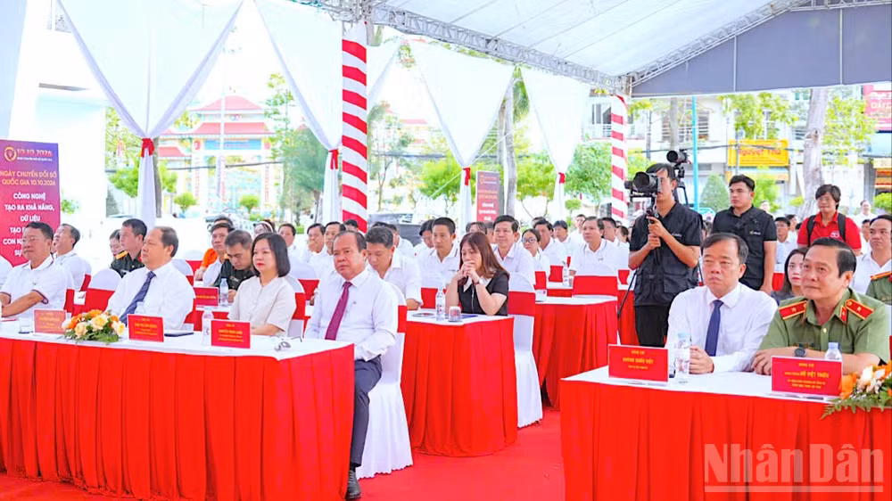 Các đại biểu lãnh đạo tỉnh Cà Mau và đông đảo tầng lớp nhân dân tham dự Lễ phát động "Ngày hội toàn dân học tập số". (Ảnh: HỮU TÙNG)