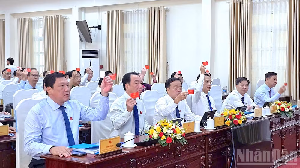 Các đại biểu Hội đồng nhân dân tỉnh Cà Mau biểu quyết thông qua các nghị quyết thuộc thẩm quyền tại kỳ họp vào sáng 8/10. (Ảnh: HỮU TÙNG)