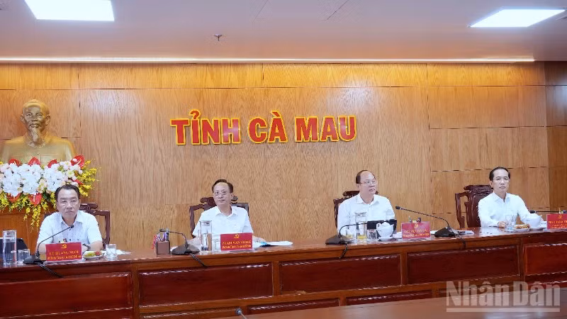 Bí thư Tỉnh ủy Cà Mau Nguyễn Hồ Hải (thứ 2 từ phải qua), cùng các đồng chí Thường trực Tỉnh ủy chủ trì cuộc họp.