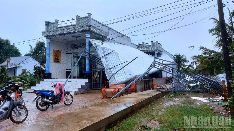 Nhà dân trên địa bàn xã Trần Văn Thời (tỉnh Cà Mau) bị hư hỏng do dông lốc.