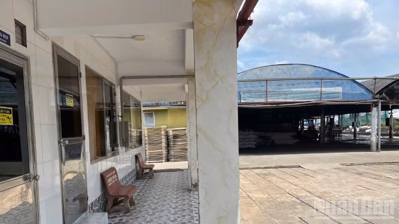 Khu vực đóng bao bì (bên phải) - nơi công nhân C gặp sự cố về điện dẫn đến tử vong ở miền biển Sông Đốc, tỉnh Cà Mau.