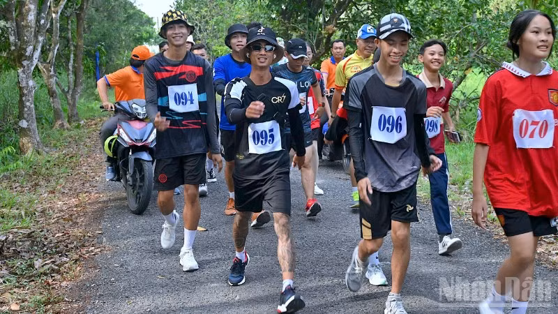 Đi bộ xuyên rừng tại Vườn Quốc gia U Minh hạ trong khuôn khổ sự kiện Hương rừng U Minh năm 2025.