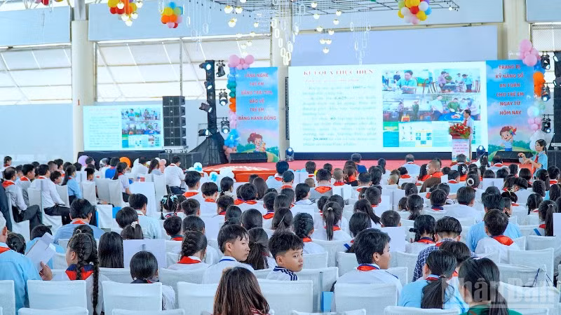 Quang cảnh buổi gặp mặt thiếu nhi với lãnh đạo tỉnh Cà Mau.