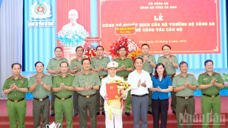 Chủ tịch Ủy ban nhân dân tỉnh Cà Mau Lữ Quang Ngời (thứ 4 từ phải qua, hàng đầu tiên), và các đồng chí lãnh đạo Công an tỉnh Cà Mau, Công an thành phố Đồng Nai chụp ảnh lưu niệm với Đại tá Lê Mạnh Hùng.