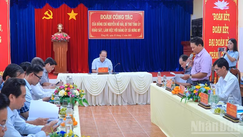 Quang cảnh buổi làm việc của Bí thư Tỉnh ủy Cà Mau cùng đoàn công tác của Tỉnh ủy tại xã Hưng Mỹ, chiều 25/11.