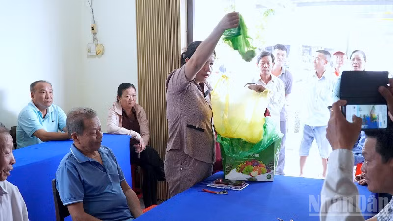 Người dân khóm 4 (phường Tân Thành, tỉnh Cà Mau) mang cá chết đến tận buổi họp dân mở rộng của chính quyền phường để chứng minh cá nuôi bị ảnh hưởng.