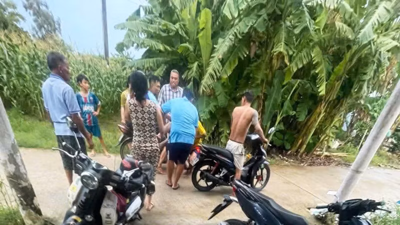 Gia đình đưa thi thể 2 nạn nhân về nhà. (Ảnh người dân cung cấp)