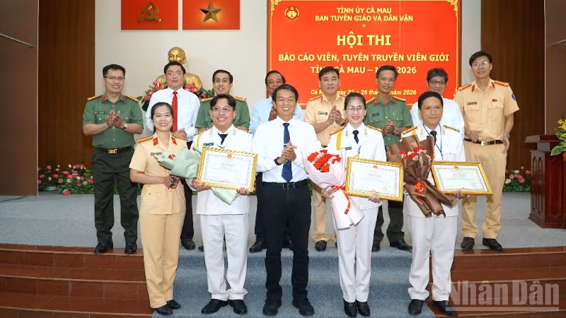 Đồng chí Nguyễn Nam Phong, Phó Trưởng Ban Tuyên giáo và Dân vận Tỉnh ủy Cà Mau (đứng giữa, hàng đầu tiên), trao Bằng khen của Chủ tịch Ủy ban nhân dân tỉnh cho các thí sinh đoạt giải.