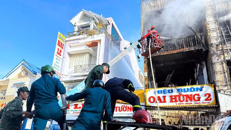 Cán bộ, chiến sĩ Đồn Biên phòng Cửa khẩu cảng Năm Căn phối hợp các lực lượng chữa cháy.