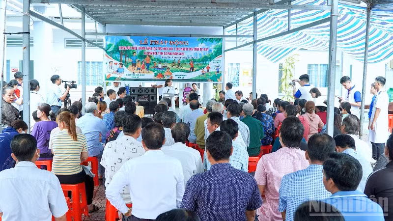 Đông đảo người dân đến các điểm khám sức khỏe miễn phí tại Trung tâm y tế xã Đầm Dơi, tỉnh Cà Mau. 