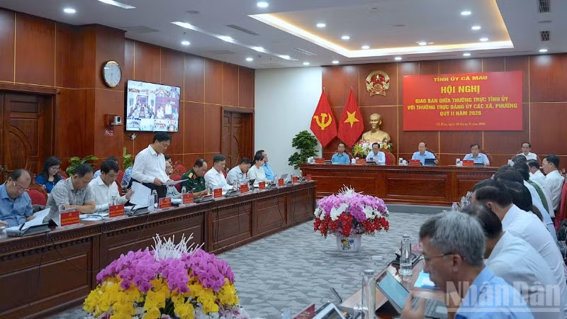 Hội nghị giao ban của Thường trực Tỉnh ủy Cà Mau với Thường trực Đảng ủy các xã, phường trong tỉnh được tổ chức bằng hình thức trực tiếp và trực tuyến. (Ảnh: MẪN CHI)