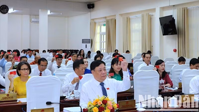 Các đại biểu Hội đồng nhân dân tỉnh Cà Mau biểu quyết thông các nghị quyết quan trọng tại kỳ họp thứ 21 vào chiều 24/6.