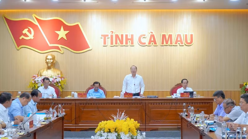 Bí thư Tỉnh ủy Cà Mau Nguyễn Hồ Hải (đứng) nhấn mạnh, khoa học công nghệ phải gắn liền với thực tiễn và tập trung đào tạo nguồn nhân lực trẻ.