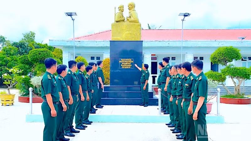 Đồn Biên phòng Gành Hào (tỉnh Cà Mau) tổ chức sinh hoạt chính trị, ôn lại truyền thống 51 năm tại Khu tượng đài "Bác Hồ với chiến sĩ Biên phòng". 