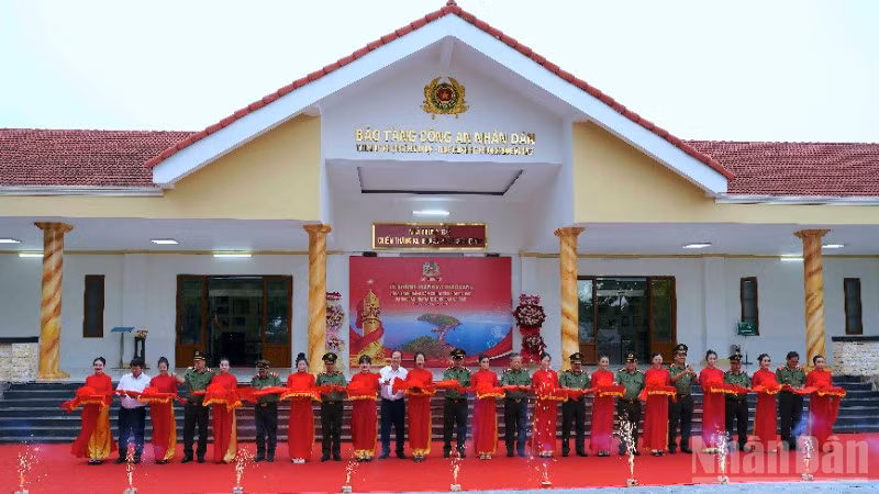 Lãnh đạo tỉnh Cà Mau và Bộ Công an thực hiện nghi thức khánh thành công trình nâng cấp Khu di tích lịch sử Hòn Đá Bạc.