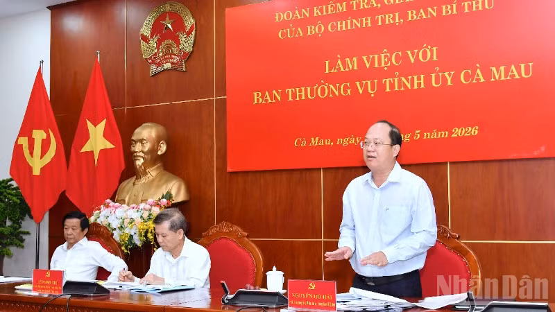 Đồng chí Nguyễn Hồ Hải, Ủy viên Trung ương Đảng, Bí thư Tỉnh ủy Cà Mau (bìa phải) tham gia ý kiến tại buổi làm việc với Đoàn kiểm tra, giám sát số 22 của Bộ Chính trị.