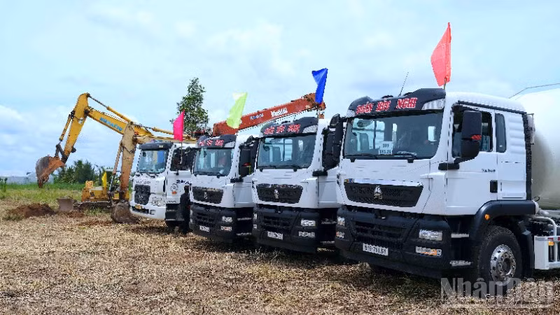 Thiết bị tập kết phục vụ thi công xây dựng công trình Đền tưởng niệm Anh hùng liệt sĩ và người có công tỉnh Cà Mau.