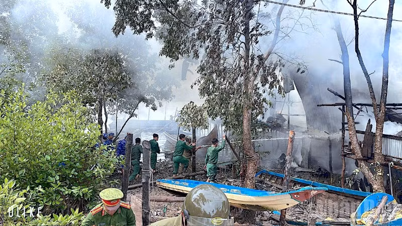 Lực lượng Bộ đội cùng các đơn vị có liên quan tại xã Phan Ngọc Hiển (tỉnh Cà Mau) tham gia dập lửa.