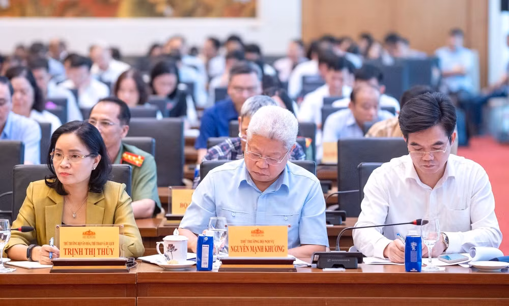 Các đại biểu Quốc hội hoạt động chuyên trách tham dự Hội nghị đại biểu Quốc hội hoạt động chuyên trách lần thứ nhất, nhiệm kỳ khóa XVI, tại Hà Nội trong ngày 28-29/9. Ảnh: Hương Giang