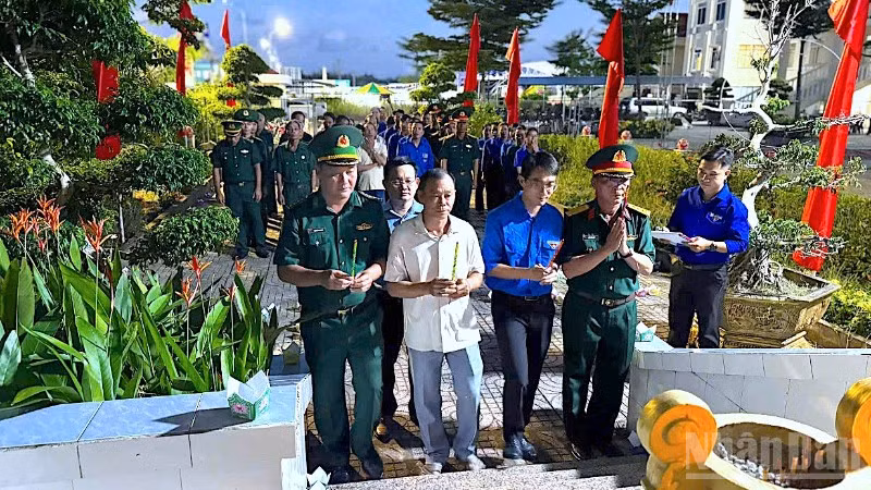 Các đơn vị trực thuộc Bộ đội Biên phòng Cà Mau thắp nến tri ân công lao to lớn của các Anh hùng liệt sĩ tại địa bàn biên giới.