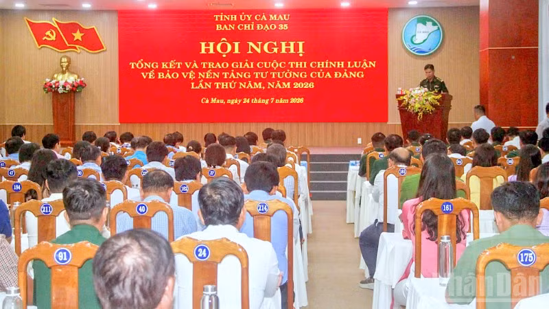 Quang cảnh hội nghị tổng kết và trao giải Cuộc thi chính luận về bảo vệ nền tảng tư tưởng của Đảng lần thứ V tại Cà Mau.