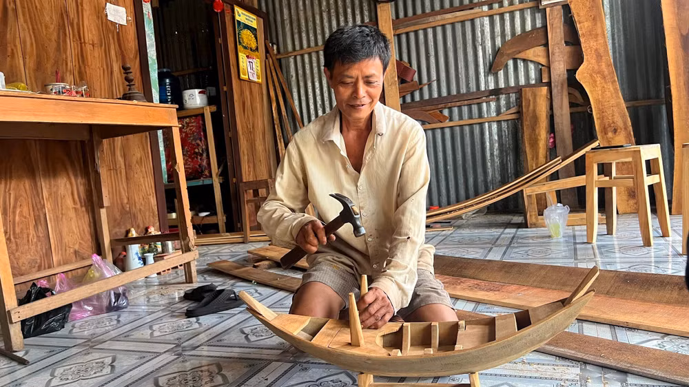 Sản phẩm xuồng, ghe mi-ni người dân đóng bán cho du khách.