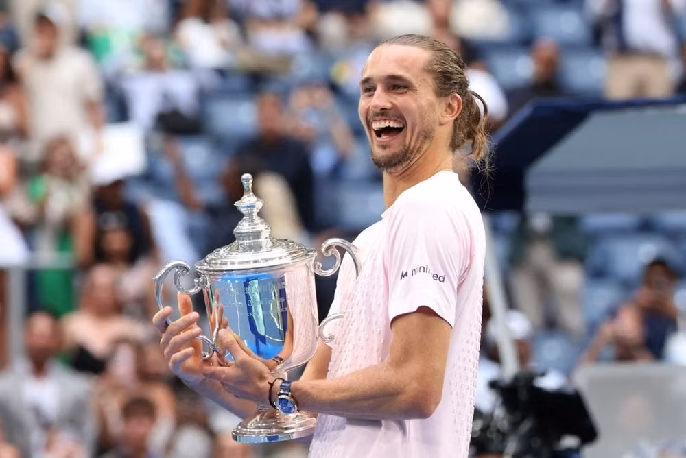 Tay vợt người Đức Alexander Zverev trên bục trao giải US Open 2026.