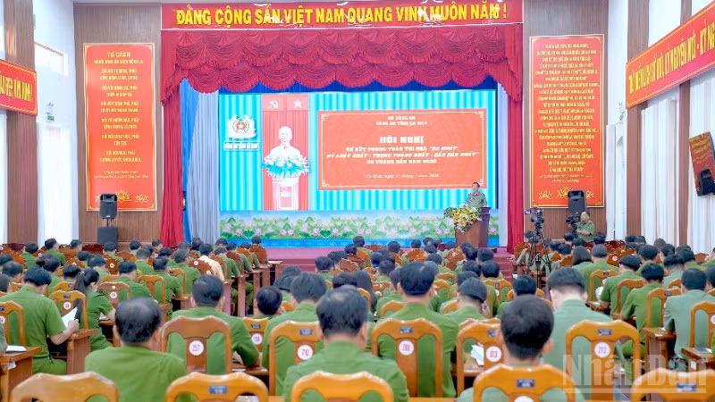 Quang cảnh hội nghị sơ kết phong trào thi đua “Ba nhất” của Công an Cà Mau.