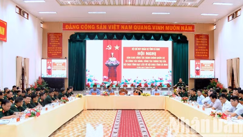 Quang cảnh hội nghị bàn giao khối quân sự Bạc Liêu về tỉnh Cà Mau