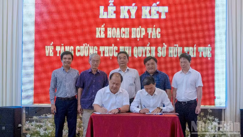 Ký kết Chương trình hợp tác giai đoạn 2026-2030 giữa Sở Khoa học và Công nghệ tỉnh Cà Mau và Cục Sở hữu trí tuệ.