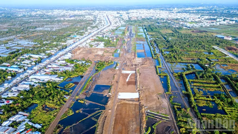 Một góc công trình mở rộng, nâng cấp Cảng Hàng không Cà Mau trong giai đoạn thi công nhìn từ trên cao.