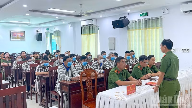 Buổi tuyên truyền pháp luật đối với can, phạm nhân tại Trại tạm giam số 2 Công an tỉnh Cà Mau.