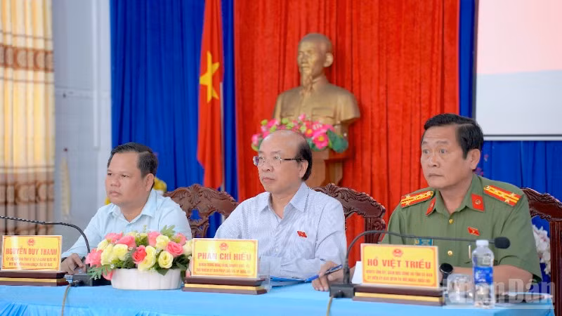 Đoàn đại biểu Quốc hội tỉnh Cà Mau tiếp xúc cử tri tại điểm cầu xã Cái Nước, tỉnh Cà Mau.