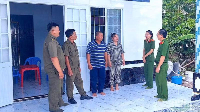 Lực lượng Công an xã và an ninh, trật tự cơ sở xã Phong Hiệp (tỉnh Cà Mau) chia sẻ niềm vui an cư đến gia đình ông Lý Văn Dũng, ngụ ấp 3, xã Phong Hiệp.