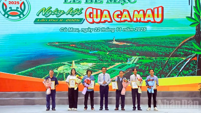 Đồng chí Hồ Việt Triều, Giám đốc Công an tỉnh Cà Mau trao thưởng cho các tác giả sáng tác Logo, Biểu tượng vui về con Cua và Slogan về chủ đề “Cua Cà Mau: Hương rừng-Vị biển”.