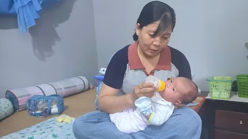 Trong khi chờ người thân, bé bị bỏ rơi tạm thời được gia đình người dân phát hiện sự việc ban đầu tại xã Vĩnh Lộc chăm sóc, nuôi dưỡng. (Ảnh: Châu Pha)