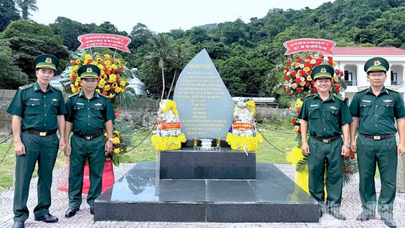 Hoạt động dâng hoa, dâng hương tưởng niệm tại Bia khởi nghĩa Hòn Khoai, tỉnh Cà Mau.