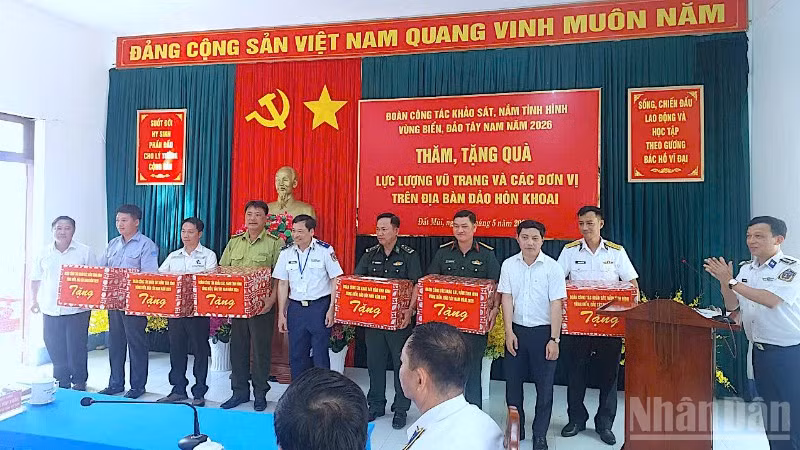 Đại diện Cảnh sát biển Việt Nam tặng quà khi đến thăm các lực lượng trên cụm đảo Hòn Khoai.