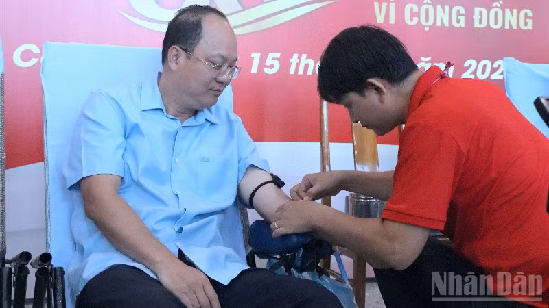 Đồng chí Nguyễn Hồ Hải, Ủy viên Trung ương Đảng, Bí thư Tỉnh ủy Cà Mau (bên trái) tham gia hiến máu tình nguyện tại ngày hội.