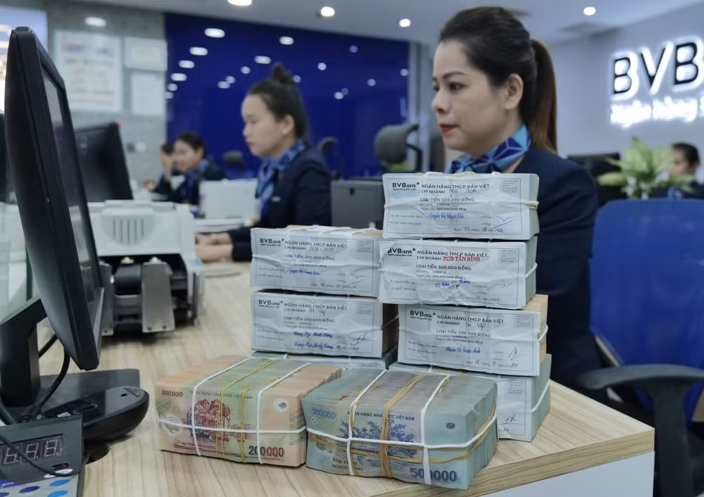 Mới đây, nhiều ngân hàng đã nhanh chóng công bố các gói tín dụng ưu đãi, giảm lãi suất cho vay tới 2%, đồng thời chấp nhận giảm thu nhập để hỗ trợ doanh nghiệp. Ảnh: Hằng Đoàn