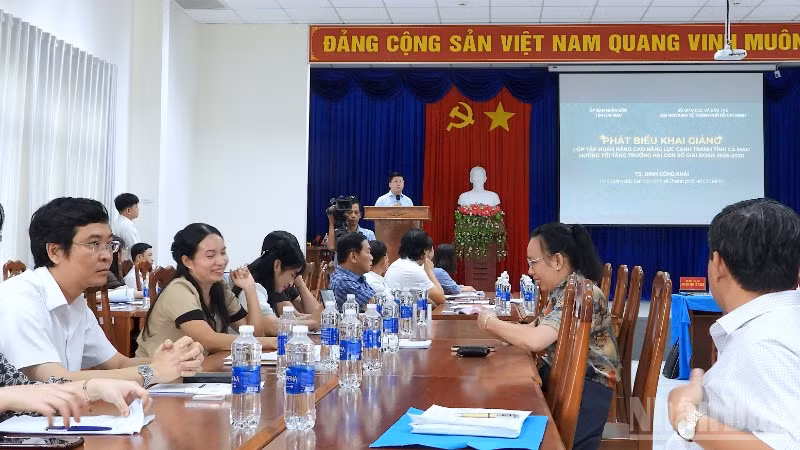 Đội ngũ cán bộ chủ chốt cấp sở, ngành ở Cà Mau tham gia khai giảng chương trình tập huấn vào sáng 10/12.